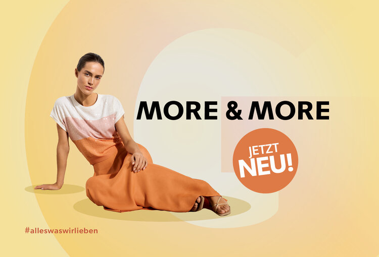 Frau in sommerlichem Outfit sitzt vor gelbem Hintergrund; daneben steht in großer schwarzer Schrift MORE & MORE und in einem orangen Kreis JETZT NEU!. Unten links Hashtag alleswaswirlieben.